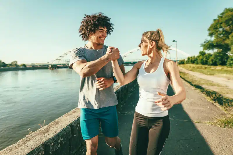 Couple running through the city with no asthma or beathing issues.